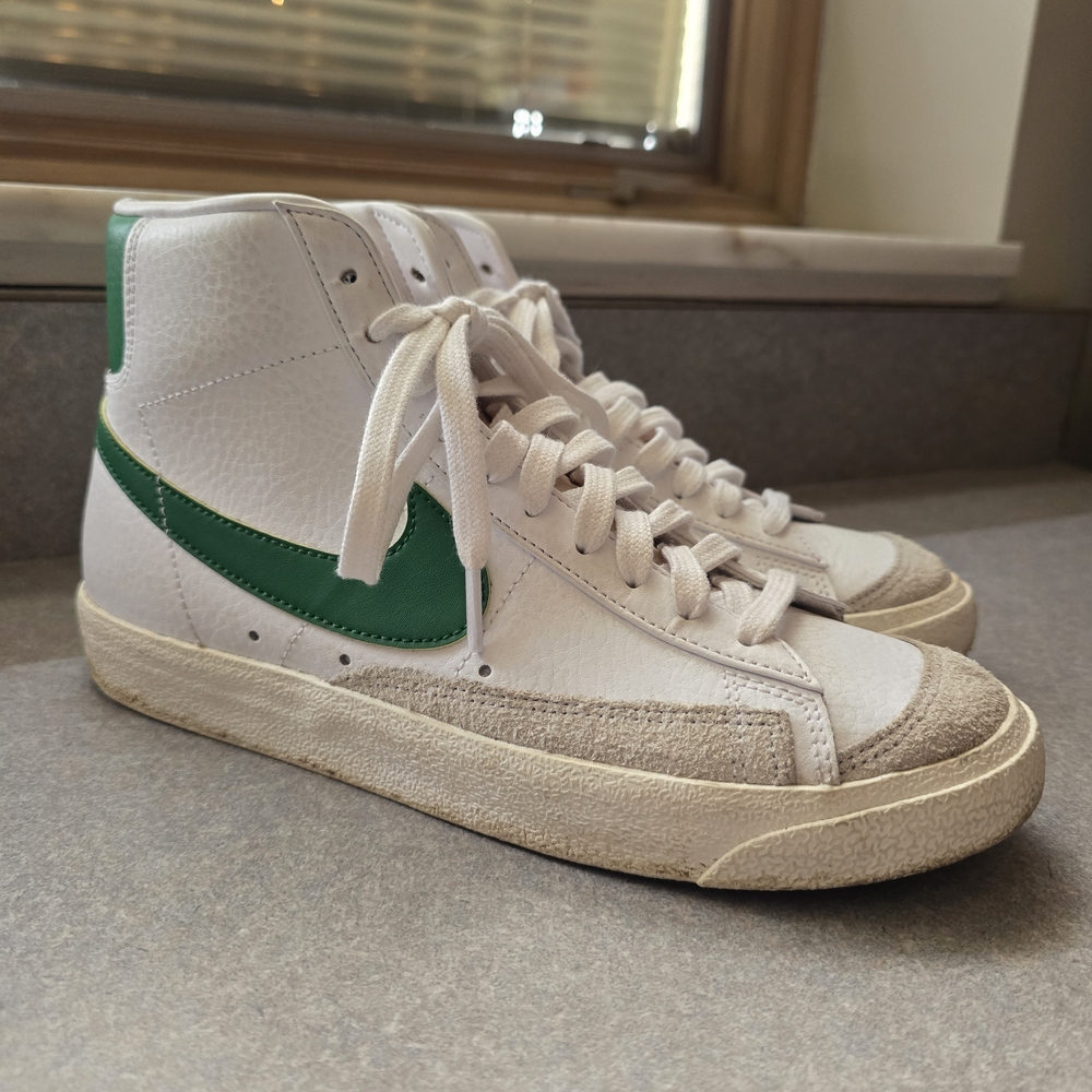 Nike Men's White High-Top Sneakers with Green Swoosh Size 7.5